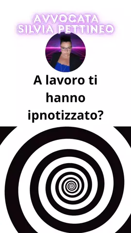 A lavoro ci hanno ipnotizzato? Sistema ipnocratico e lavoro. “Non hai diritti. Non puoi reagire. Se parli, verrai punita, non ti pago, ti trasferisco, ti licenzio. Qui funziona così, se non ti sta bene quella é la porta!  Questo è il messaggio non scritto, ma continuamente ribadito, che tante troppe persone che lavorano si sentono dire ogni santo giorno nei luoghi di lavoro. Non lo dicono per caso, la loro é una vera e propria strategia  Ipnocrazia applicata al mondo del lavoro. In pratica il datore non ti nasconde l’ingiustizia, anzi, la mostra platealmente, te la prospetta continuamente e continuamente te la  sbatte in faccia.  Lui vuole che tu sappia che ti può licenziare senza motivo, che puo' umiliarti davanti a tutte, che puo' punirti trasferendoti dall'altra parte dell'Italia, che può farlo a te e a chiunque osi alzare la testa. Perché lo fa? Perché questo modo di comportarsi con chi lavora crea una trance collettiva: tutte sappiamo che quello che ci sta accadendo è illegale, ingiusto  ma interiorizziamo l’idea che non ci sia via d’uscita, che non possiamo farci nulla cosi' ci convincono che ribellarsi significa solo perdere il lavoro, essere trasferiti, peggiorarsi la vita. Ma questa non è la verità, questa é la loro arma di controllo. Dobbiamo resistere, non farci ipnotizzare, restare lucide.  E come si può fare? Loro hanno veramente il potere di farci perdere il lavoro. Vero ma resistere vuol dire anche rifiutarsi di normalizzare l’inaccettabile. Non vuol dire per forza reagire, denunciare, ma significa custodire uno sguardo critico anche quando sembra sterile, inutile. Non fa nulla che non puoi denunciare, che non hai il privilegio di poter perdere il posto, l'importante é che tu non lo faccia diventare normale, conservare sempre un atteggiamento critico, é fondamentale. Sottolinea l ingiustizia e falla vedere alle tue colleghe,coltiva con loro uno spirito critico, non far diventare l’ingiustizia una parte 
