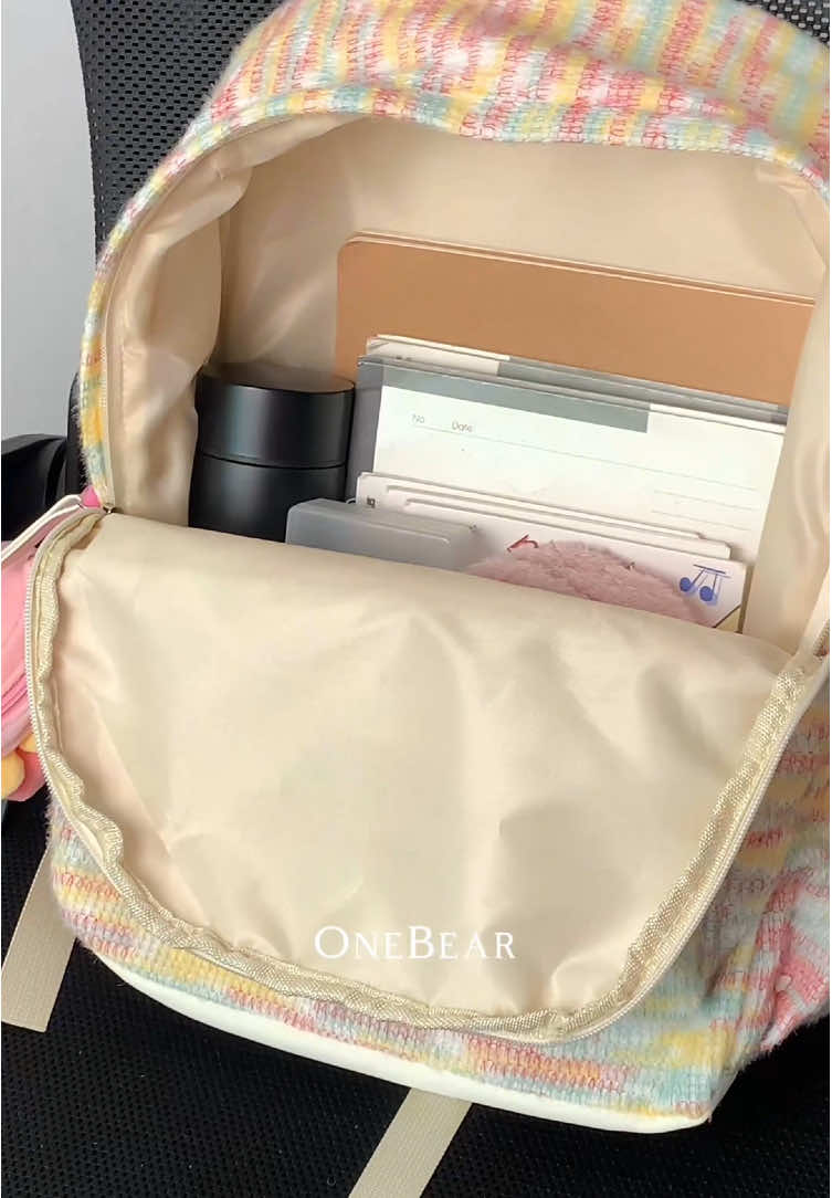 Nggak cuma lucu, tapi juga fungsional! Bisa bawa laptop + semua barang kerjaan 🖥️ Kamu tim kerja dari cafe? Ini cocok banget! #TasKekinian #TasKerjaCewek #WorkFromCafe #onebear  