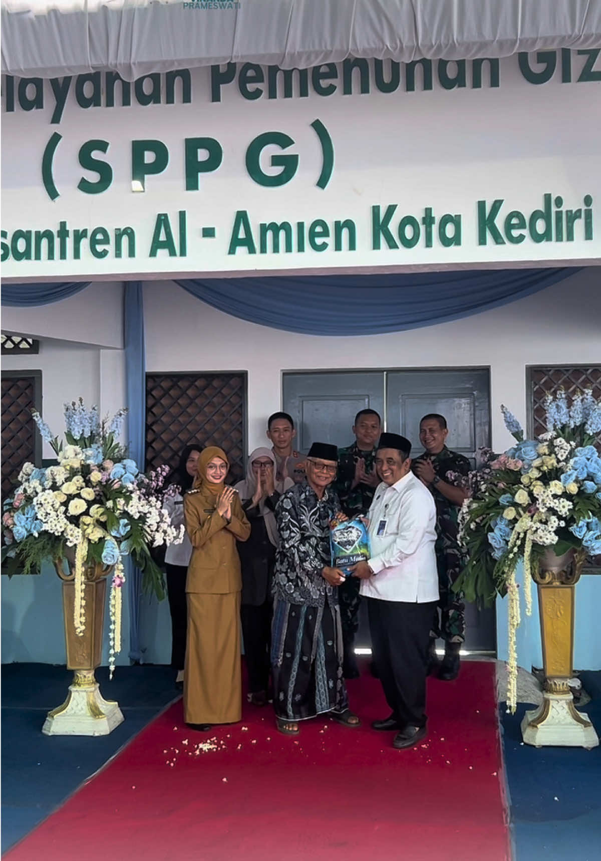 Kediri — Wali Kota Kediri, Vinanda Prameswati, meresmikan (SPPG) 1 yang berlokasi di Pondok Pesantren Al Amien, Kota Kediri, pada Senin, 29 September 2025. Dalam sambutannya, Wali Kota yang akrab disapa Mbak Wali itu menyampaikan apresiasi dan rasa terima kasih kepada KH Anwar Iskandar beserta seluruh jajaran pengurus dan keluarga besar Ponpes Al Amien atas kerja sama dan dukungan terhadap program peningkatan gizi masyarakat tersebut. Mbak Wali menegaskan bahwa kehadiran SPPG ini diharapkan mampu meningkatkan produktivitas masyarakat serta memenuhi kebutuhan gizi warga Kota Kediri, terutama bagi kelompok rentan seperti ibu hamil, balita, dan lansia. 