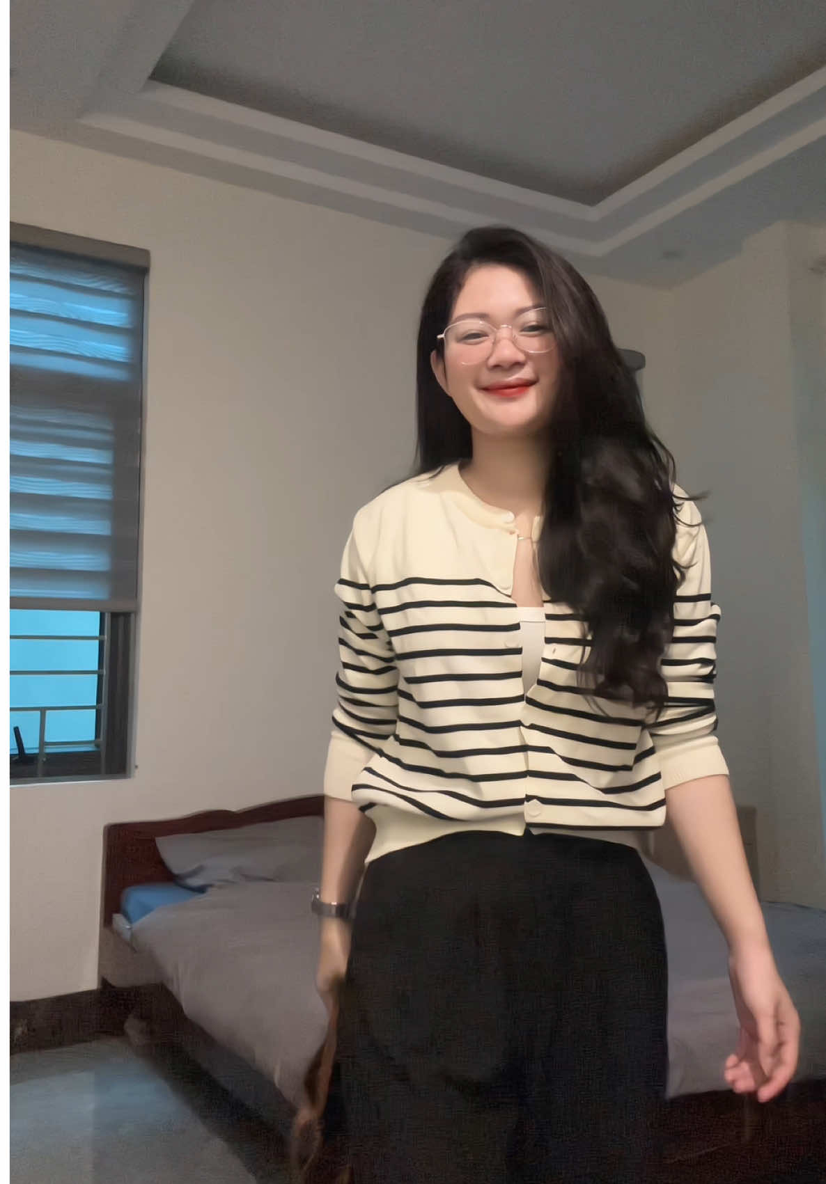 Mưa gió quá nên quay ở nhà zậy. Nhưng cũm khum hề ảnh hưởng đến độ đẹp của set đồ e đang mang. Năm nay hót kẻ, ai cũm nên sắm một iem này cho mình #dailyoutfits #thoitrangnu #xh #dothudong #aocardigan 