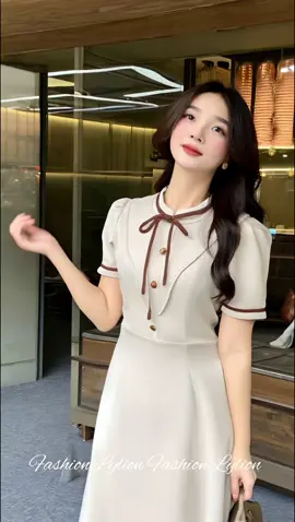 Đầm thiết kế cổ tròn có dây nơ phối bèo dáng chữ A #thoitrangnu #damthietke #damphoidayno #fashionlylion  #damdangchuA 