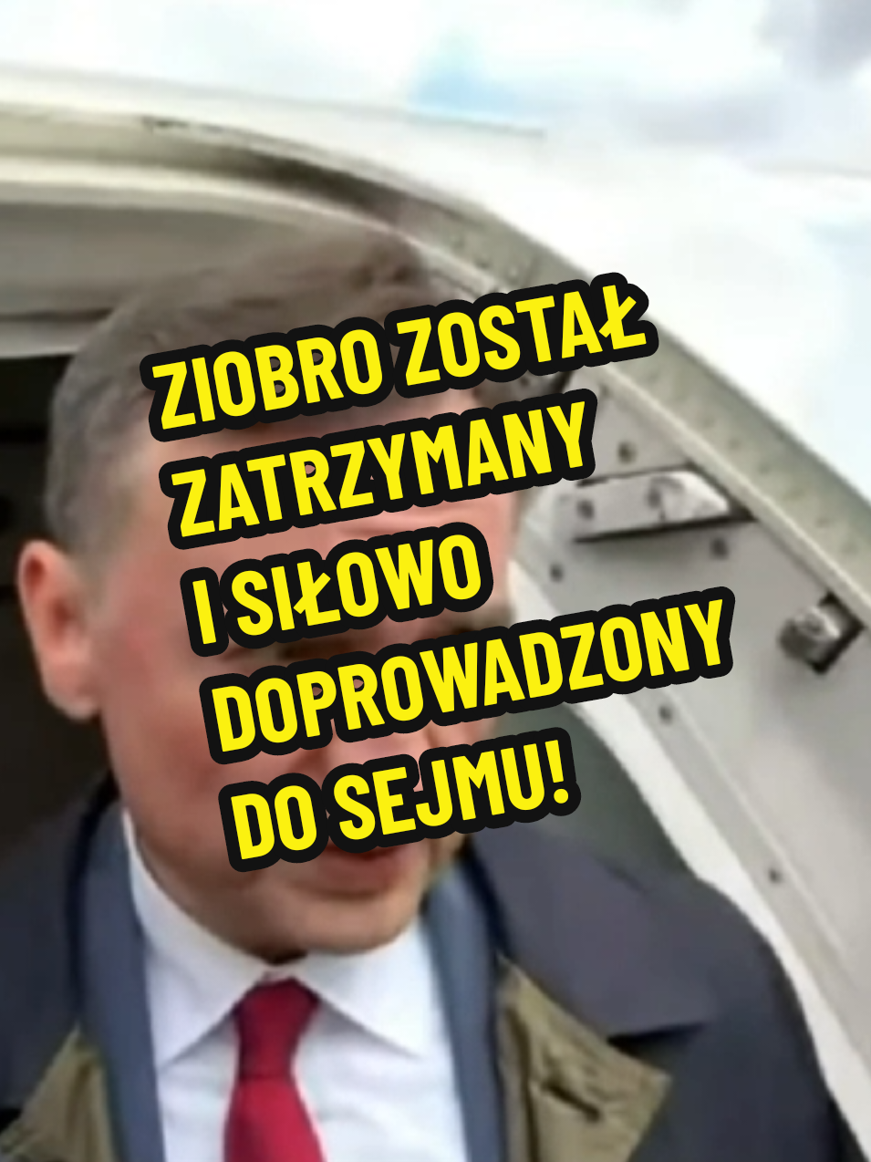 Służby Tuska bezprawnie zatrzymali na lotnisku byłego ministra sprawiedliwości Zbigniewa Ziobrę i został siłowo doprowadzony do Sejmu na posiedzenie nielegalnej komisji ds. Pegasus! #Republika #News #Polityka #Polska #Ziobro #Prawo #Sprawiedliwość #Komisja #Pegasus #DlaCiebie