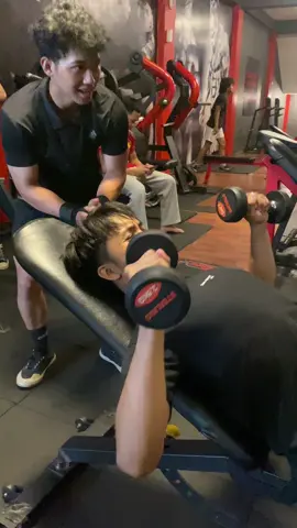 2.5 ton dumbell bench press🔥🔥🔥#gym #GymTok