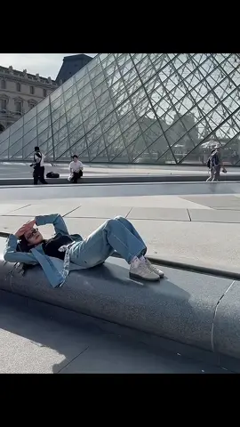 Hên nhìn xuống đôi vớ mới biết chồng mình 😀 #Linglingkwong #Ormkornnaphat #DiorSS26 #lingorm #ParisFashionWeek @Lingling Kwong @ออมออมเอง:^D 