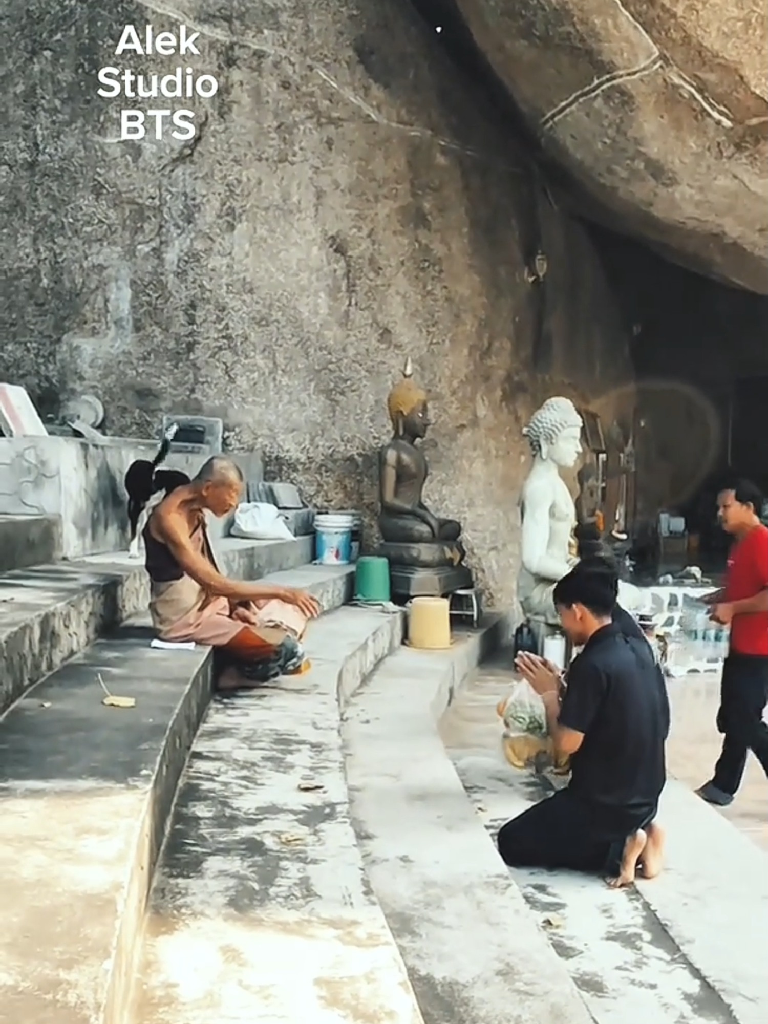 Muốn đi tu? KHOAN ĐÃ! Nghe lời khuyên quý hơn vàng của Sư Ông 🙏 Nội dung: Khi được hỏi về việc đi tu, Sư Ông đã đưa ra một lời khuyên sâu sắc và đi ngược lại suy nghĩ của nhiều người. Ngài dạy rằng nếu mục đích của bạn là tìm con đường giải thoát khổ đau thật sự, thì việc vội vàng vào chùa chưa phải là điều quan trọng nhất. Ý nghĩa cốt lõi trong lời dạy của Ngài: HỌC TRƯỚC, TU SAU: Nền tảng vững chắc nhất chính là trí tuệ. Hãy ở nhà, tự mình nghiên cứu Kinh và Luật cho đến khi thông suốt. HẾT NGHI NGỜ RỒI MỚI TU: Chỉ khi nào mọi hoài nghi trong tâm đã được giải tỏa, khi niềm tin đã trở nên vững chắc, đó mới là lúc thích hợp để xuất gia. Tu trong sự nghi ngờ sẽ không có lợi ích. TU TẠI GIA VẪN CÓ THỂ ĐẮC ĐẠO: Ngài còn khẳng định, tu tập đúng đắn ngay tại nhà cũng có thể giúp một người đạt đến quả vị giải thoát cao nhất. Đây là một bài học sâu sắc về việc 