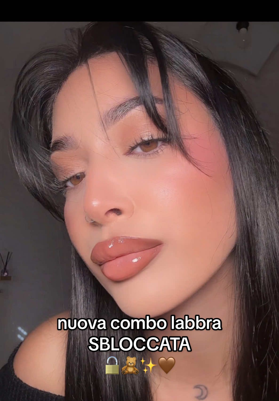 nuova combo labbra sbloccataaaa 🤎 -Matita Chai e lipstick Haze di @Anastasia Beverly Hills 🧸 -Lip oil Sticky Toffee di @Gisou 🍯 @Sephora Italia @Sephora Collection @sephora  #foryou #perte #makeuplover #sephora #lipcombo 