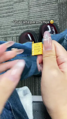 Ella está creciendo rápido... Así que le escribí algo que puede llevar para siempre #momanddaughter #booknecklace #giftideas #Love #fyp 