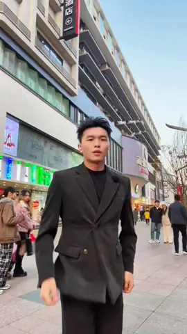 Mọi người phía sau đi nhanh còn hơn chạy