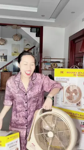 Mưa bão quanh năm không thể thiếu chiếc quạt tích điện đa năng như này được.  #oanhoioanh  #noithatnhacua  #tongkhoquattran  #quattichdien 