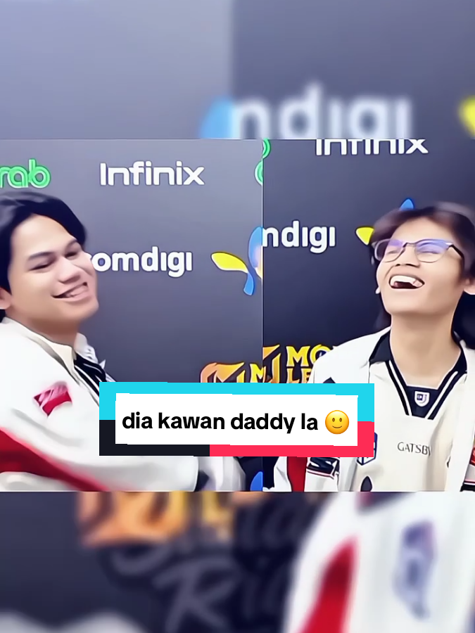 kau tanya husband kau 🙎🏽‍♀️ [ #srgsekyss #srgstormie #sultanriq #selangorredgiants #ogesports ] @srg.sekyss @yourstormie @sultan_riq 