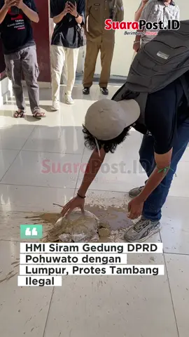 SUARAPOST.ID – Aksi unjuk rasa mahasiswa yang tergabung dalam Himpunan Mahasiswa Islam (HMI) Cabang Pohuwato kembali mengguncang gedung DPRD Pohuwato, Senin 29 September 2025. Aksi ini merupakan bentuk protes keras terhadap maraknya aktivitas pertambangan emas tanpa izin (PETI) yang dinilai telah merusak lingkungan dan mengancam kehidupan masyarakat. Massa aksi bahkan melakukan aksi simbolik dengan melemparkan lumpur ke arah gedung DPRD Pohuwato. Lumpur tersebut disebut berasal dari sedimentasi akibat aktivitas PETI yang selama ini dibiarkan beroperasi tanpa penindakan tegas. “Kami kecewa, pemerintah dan DPRD seakan menutup mata terhadap kerusakan lingkungan yang kian parah. Lumpur ini adalah bukti nyata dampak PETI yang terus dibiarkan,” seru salah satu orator dalam aksinya. Tujuh Tuntutan HMI Cabang Pohuwato Dalam pernyataannya, HMI Cabang Pohuwato menyampaikan tujuh tuntutan utama, yakni: 	1.	Mendesak Bupati Pohuwato bertanggung jawab penuh atas krisis lingkungan yang ditimbulkan aktivitas PETI. 	2.	Mendesak Bupati segera menetapkan moratorium aktivitas PETI, khususnya penggunaan alat berat, sebagai langkah darurat penyelamatan lingkungan. 	3.	Mendesak Bupati mengeluarkan Surat Edaran (SE) pelarangan aktivitas PETI yang menggunakan alat berat, serta memerintahkan seluruh camat dan kepala desa melakukan pengawasan dan penghentian di wilayah masing-masing. 	4.	Mendesak DPRD Pohuwato segera melakukan hearing dengan camat dan kepala desa di wilayah terdampak PETI untuk meminta keterangan terkait dugaan pembiaran aktivitas ilegal tersebut. 	5.	Mendesak DPRD Pohuwato mengeluarkan rekomendasi resmi kepada bupati untuk menindak tegas pejabat kecamatan maupun desa yang lalai menjaga lingkungan. 	6.	Meminta Kapolda mencopot Kapolres Pohuwato karena dinilai gagal menegakkan hukum di wilayah Pohuwato. 	7.	Mendesak Kapolres Pohuwato mengundurkan diri karena tidak mampu menjalankan amanah konstitusi. Tanggapan DPRD Pohuwato Aspirasi mahasiswa diterima langsung oleh anggota DPRD Pohuwato, Abdul Hamid Sukoli, didampingi Mohammad Afif. Ia menegaskan bahwa substansi tuntutan mahasiswa akan segera dibawa ke pimpinan DPRD untuk ditindaklanjuti. “Tadi substansinya ada dua poin yang disampaikan ke DPRD Pohuwato. Pertama, memanggil pemerintah kecamatan dan desa yang mempunyai wilayah aktivitas pertambangan untuk dapat melakukan hearing di DPRD. Maka tentu ini kami akan sampaikan ke pimpinan DPRD,” ujar Abdul Hamid. “Yang kedua, ada permohonan dari adik-adik HMI agar pejabat kecamatan dan desa direkomendasikan untuk ditindak tegas, khususnya camat dan kepala desa di wilayah pertambangan yang terindikasi melakukan pembiaran terhadap aktivitas PETI. Hal ini bersama Pak Afif yang menerima mereka, akan kami sampaikan ke pimpinan DPRD agar mendapat respon secepatnya,” tambahnya. #tambangemasilegal #dprd #pohuwato #gorontalotiktok #beritatiktok 