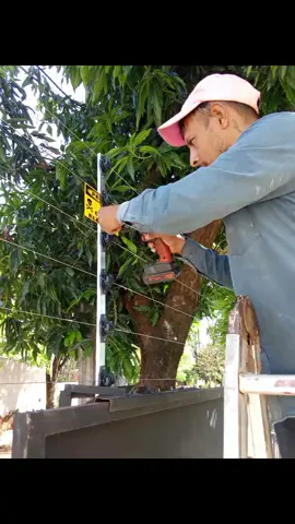 #cdesystemparaguay  ¿Buscas una solución confiable para proteger tu hogar o negocio? Las cercas eléctricas⚡⚡ son tu mejor opción. Con ellas, obtienes una barrera disuasoria y un sistema de alarma 🚨que te avisa de cualquier intento de intrusión Características: Detección de intrusos 24/7. Diseño resistente y duradero. Cumple con todas las normas de seguridad.
