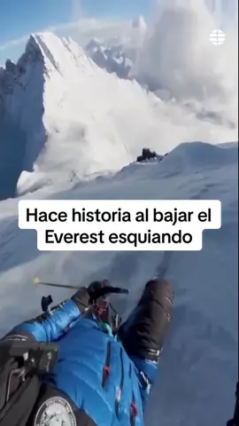 Hace historia al descender el Everest esquiando Es Andrej Bargiel, de nacionalidad polaca y se ha convertido en la primera persona capaz de bajar esquiando desde la cumbre de la montaña más alta del mundo hasta el campamento base sin oxígeno suplementario Parece que sube el Everest con sus esquís sin esfuerzo, pero han sido 16 horas ascendiendo la llamada ‘zona de muerte’. Más tarde, a toda velocidad, ha conseguido bajar esquiando convirtiéndose en un referente en el mundo del alpinismo. #Esqui #everest #noticias