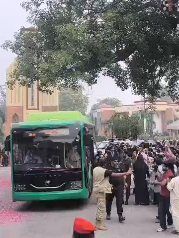 فیصل آباد ایگری کلچر یونیورسٹی میں طلبا کی جانب سے وزیراعلی پنجاب مریم نوازشریف کا شاندار استقبال