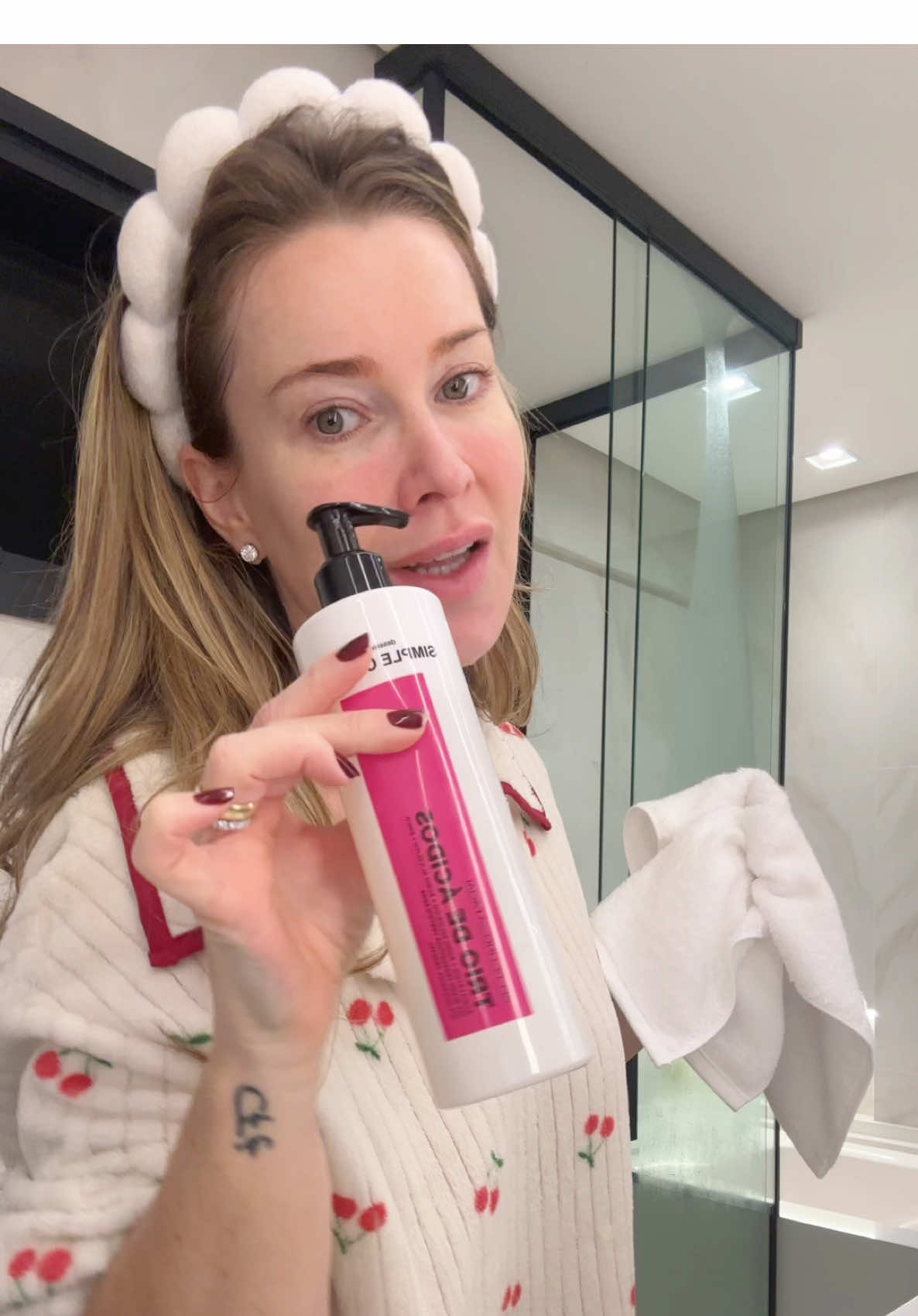 500 aplicações por 49 reais ? Pele limpa, com a olesiodade controlada and iluminada !  Eu tô falando desse gel da limpeza com um trio de ácidos da @Simple Organic Beauty que sou apaixonada e não entendo porque essa benção não está viralizada .  #geldelimpeza #pelesaudavel #controledaoleosidade #peleoleosa #dicasdebeleza 