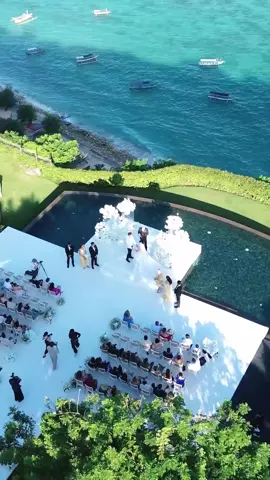 We’re still not over @brittany_hockley and @bxn__s92’s clifftop destination wedding in Bali 🤍✨ Hosted at the stunning Pandawa Cliff Estate, the celebration featured endless blue skies, a picture-perfect ocean backdrop and elegant white florals, making it a modern and truly timeless event. Tap the link in our bio to explore our selection of Bali wedding villas and start planning your dream wedding with us! Planner @easyweddings Content Creation @treasurethebride @wedsetter_ Photography/Videography @lostinlove_photography
