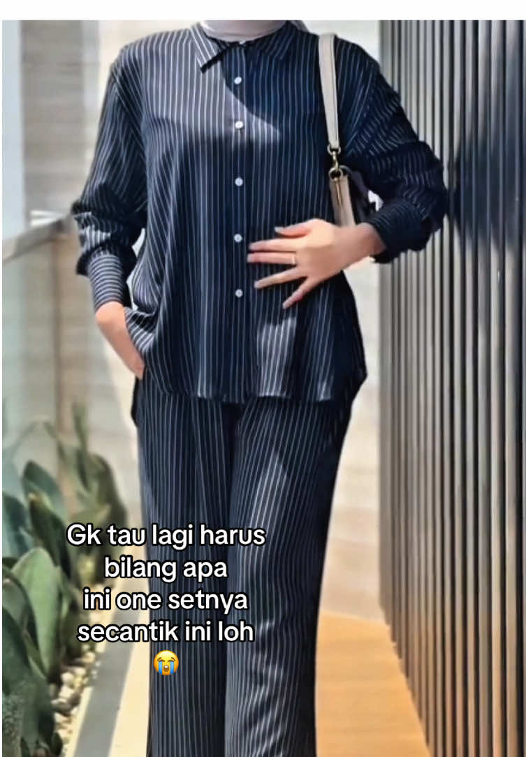 jemma one set shirt setelan celana motif stripe salur yang bikin tampilan jadi lebih kalem kalondipake seharian udah psti adem nyaman banget🥰✨ #oneset #setcel #fashiondaily #onesetsalur #foryourpage 
