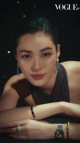 #VogueMore ชมเบื้องหลังของเสน่ห์อันสวยสะกดของ ‘หลิงหลิง-ศิริลักษณ์ คอง’ นักแสดงสาวมากความสามารถ ไปพร้อมกับเหล่าเครื่องประดับจิวเวลรีและนาฬิกาชิ้นไอคอนิกจากเมซง Cartier  ที่ถูกถ่ายทอดออกมาได้อย่างสง่าสงามผ่าน หลิงหลิง ในแฟชั่นเซ็ตโว้กดิจิทัลสุดพิเศษครั้งล่าสุด #Cartier #CartierThailand #หลิงหลิงคอง #linglingkwong  ช่างภาพ: เอกรัชต์ อุบลศรี  สไตลิสท์: สลาลี สมบัติมี  ผู้ช่วยสไตลิสท์: รัชพนธ์ เจริญกุศล  แต่งหน้า: เทอดศักดิ์ บรรดาศักดิ์   ทำผม: มาคโทรี พรม  โปรดิวเซอร์: อรอุษา สัญหกาญจนานนท์  กราฟฟิก: ปุญญภรณ์ สีอ่อน  โมชั่นกราฟิก: ธรรมนูญ เพ็งภักดิ์  ครีเอทีพ/กำกับ: สมกมล แซ่โง้ว  ช่างภาพวิดีโอ: ภคณรรพ์ ถนนทิพย์  ตัดต่อ: ภัทราพร ทองสุข  ฝ่ายโฆษณา: สิยานันท์ ช่อลำเจียก