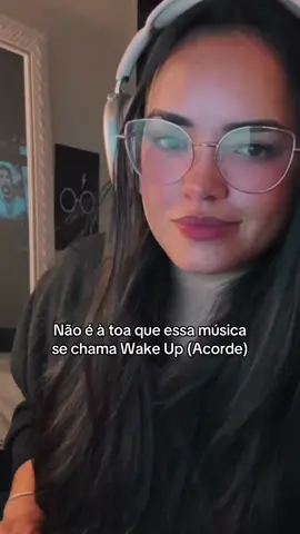 Manipulação mudou de roupa, mas não saiu de cena. - Lançada em 1992, “Wake Up” é uma das faixas mais emblemáticas do Rage Against The Machine. A música nasceu como uma denúncia direta ao racismo institucional, à manipulação política e ao controle das massas pelo governo e pela mídia. Ela cita investigações do FBI, ataques a líderes civis e expõe o uso da comunicação como ferramenta de poder. Mesmo depois de 30 anos, seu grito continua atual: um chamado para questionar, pensar e acordar diante de qualquer sistema que queira nos manter adormecidos. Talvez era por isso que sempre diziam que o rock era só barulho e gritaria — para descredibilizar as mensagens que despertavam gerações inteiras. #rageagainstthemachine #wakeup #lypsync #tradução #fypシ゚ 