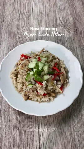 [RESEP ADA DI CAPTION]  Nasi Goreng Ayam Lada Hitam Resep by @The Doctor Diet  Bahan: - Nasi putih 100g - 40g ayam fillet - 2 buah cabe merah keriting - 1 buah cabe hijau keriting - 1 siung bawang putih cincang halus - 4 buah bawang bombay, cincang halus - 1 sdt kecap asin - 1/2 sdt lada hitam bubuk - Secukupnya kaldu jamur tanpa MSG - 1 sdt olive oil Cara Membuat : 1. Siapkan bahan. Potong dadu ayam fillet, iris tipis bawang putih, bombay, cabe merah dan cabe hijau 2. Panaskan minyak, lalu tumis potongan ayam hingga berubah warna, sisihkan ayam ke pinggir wajan 3. Tumis bawang putih, bombay dan cabe hingga wangi, tambahkan kecap asin dan lada hitam bubuk, aduk rata dengan tumisan ayam 4. Masukkan nasi dan kaldu jamur, aduk rata. Siap disajikan Selamat mencoba ✨ JANGAN LUPA FOLLOW @ariznisrina SAVE & SHARE VIDEO INI SUPAYA KAMU GAK LUPA KETIKA MAU RECOOK 🫶🏻✨ #thedoctordiet #TDD #dietsehat #menudiet 