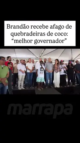 O governador Carlos Brandão (PSB) foi aplaudido durante o 1º Festival Estadual das Quebradeiras de Coco Babaçu, realizado na sexta-feira (26) em Penalva. O evento reuniu centenas de extrativistas de diversas regiões do Maranhão e acabou se transformando em demonstração de apoio político ao chefe do Executivo. No palanque, Dona Nice, uma das principais lideranças do movimento, agradeceu a realização do encontro e exaltou o governador. “Esse aqui é o melhor governador, ‘tá’ bom? E não foi fácil acontecer isso (...) Eu nunca vi governo com quebradeira de coco. Eu nunca tinha visto governo com pescador, agricultor...”, declarou, sob aplausos. A iniciativa contou com apoio do Governo do Maranhão e foi considerada uma conquista inédita para as quebradeiras, que desempenham papel central na preservação ambiental e na economia solidária. O gesto reforça a aproximação de Brandão com movimentos sociais tradicionais, estratégia que ganha peso no cenário político de olho nas eleições de 2026. @portalmarrapa