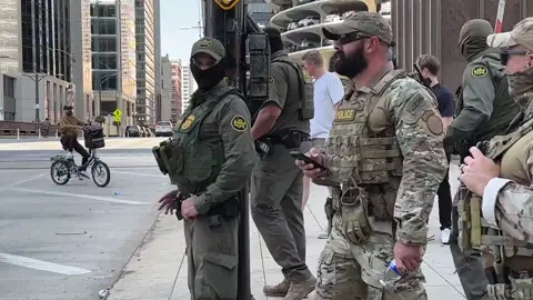 في شيكاغو بالولايات المتحدة، فشل أفراد وكالة الهجرة والجمارك (ICE) في اعتقال وترحيل سائق دراجة توصيل طعام بعدما تمكن من الهروب منهم بسهولة. #شيكاغو #الولايات_المتحدة #الهجرة #الجمارك #سائق_توصيل     #