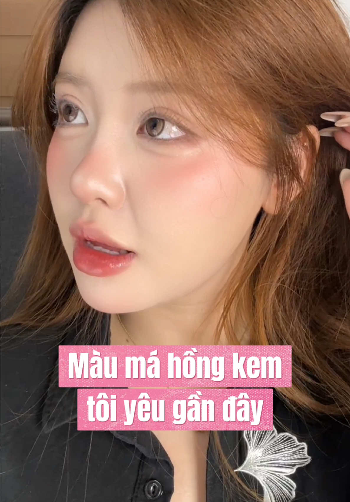 trông cứ bị cute í ><