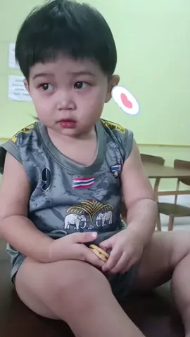 นี่แหละ ตัวช่วยเสริม ให้ลูกอยากแปรงฟันและปากสะอาดนานขึ้น! ✨ ใครว่าแปรงฟันพอแล้ว? แม่ที่ลูกเป็นสายขนมแบบบ้านนี้รู้ดีว่าต้องมีตัวช่วย! เจอ สเปรย์ฟลูออไรด์ Master Rabbit เข้าไปคือจบ! จุดเด่นและวิธีใช้:  * ฟลูออไรด์ 1000 PPM ตามแพทย์แนะนำ  * กลิ่นสตรอเบอร์รี่หอมมาก ถูกใจเด็ก!  * ใช้ได้ตั้งแต่ฟันซี่แรก (น้องบ้านไหนเป็น G6PD ก็ใช้ได้นะ!)  * Food Grade กลืนได้ ปลอดภัย 💯  * ฉีดได้เลยหลังแปรงฟัน/หลังกินขนม ช่วยลดคราบพลัคและกลิ่นปากได้ดีมาก! ปิดท้าย: อยากให้ลูกฟันสวย แข็งแรง ต้องลอง! กดดูตะกร้าเลยจ้าาา! #MASTERRABBITTHAILAND , #MASTERRABBIT ,#ORALCARE , #สเปรย์เคลือบฟลูออไรด     