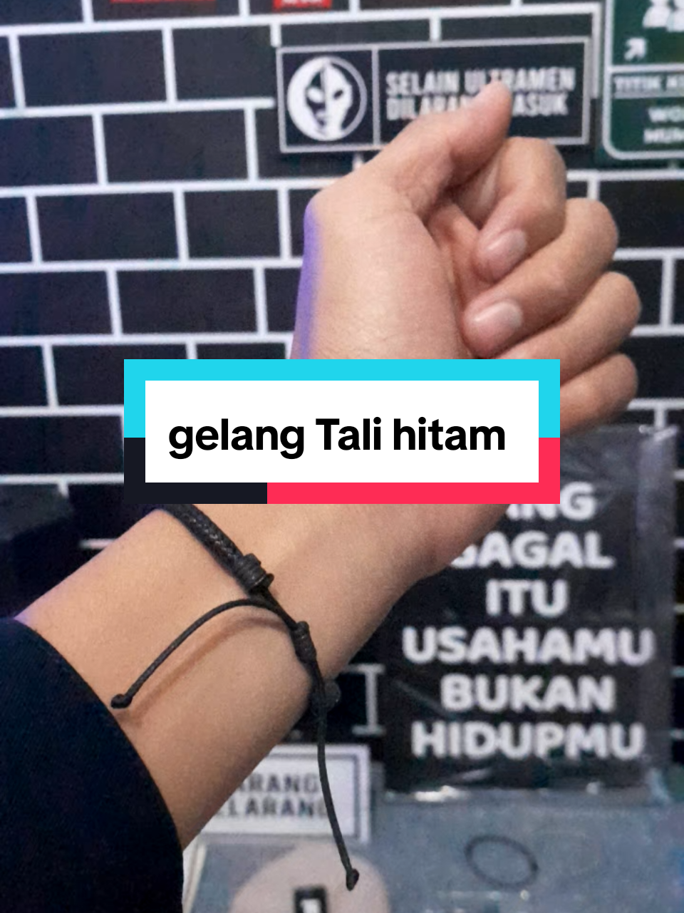 gelang Tali hitam ditangan kiri #gelanghitam #gelangviral #gelangcouple #fyp #cuantanpabatas 