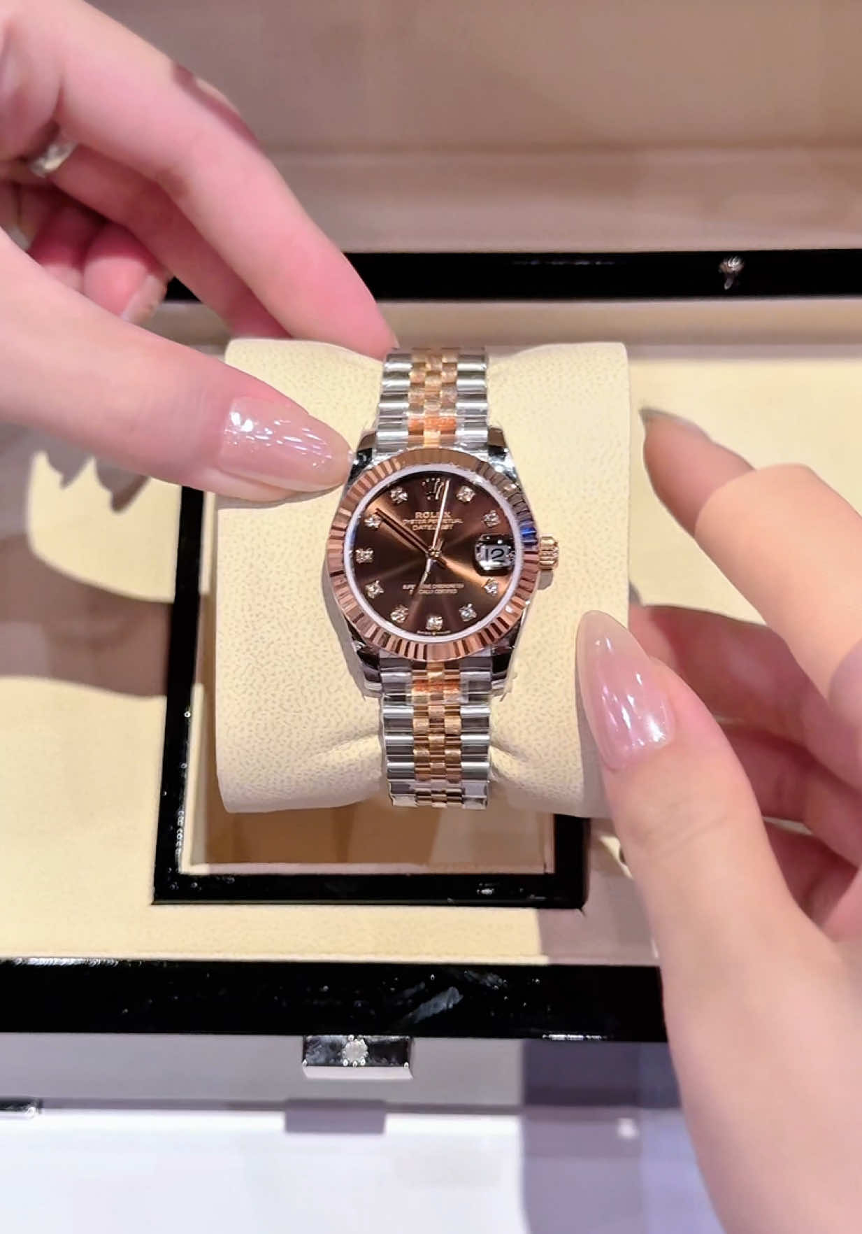 Màu chocolate hot hit 😜 chị em nào cũng thích em đủ size 28-31mm ạ😍#xuhuong #donghodep #donghonu #nghiendongho #dongho 