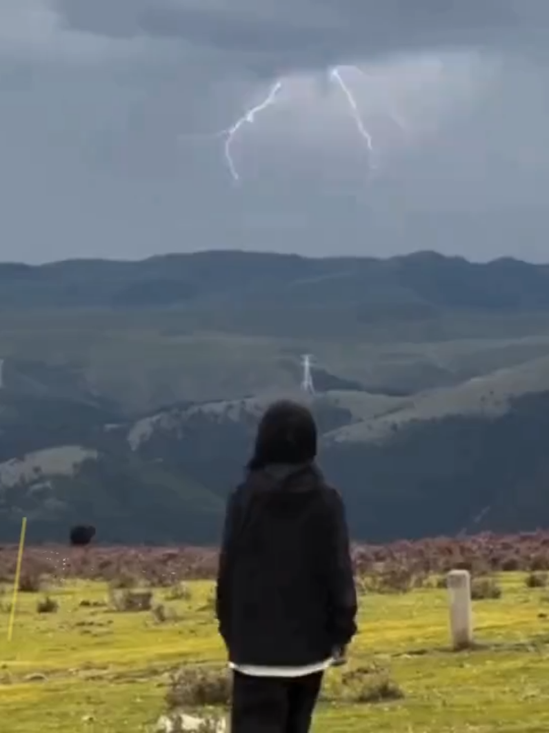 “想你一次淋一场雨 最后淋的一病不起,你来时我满心欢喜你走后我相思难医!