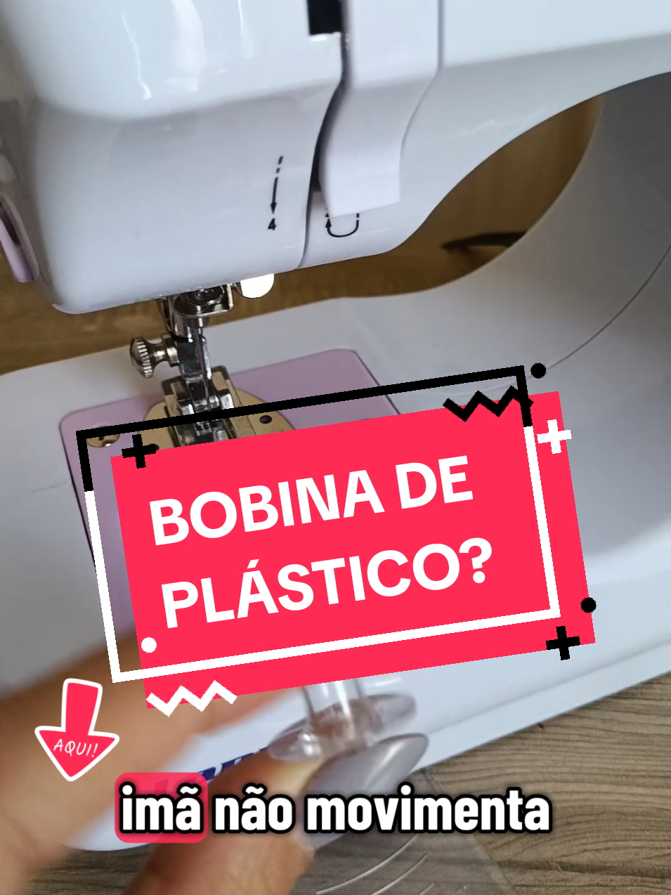 Respondendo a @atelielinhadelicada Bobina de plástico dentro da máquina de costura portátil?? Será que dá certo? . #costura #dicacostura #tiktokshop #maquina12pontos #lojatiktok 