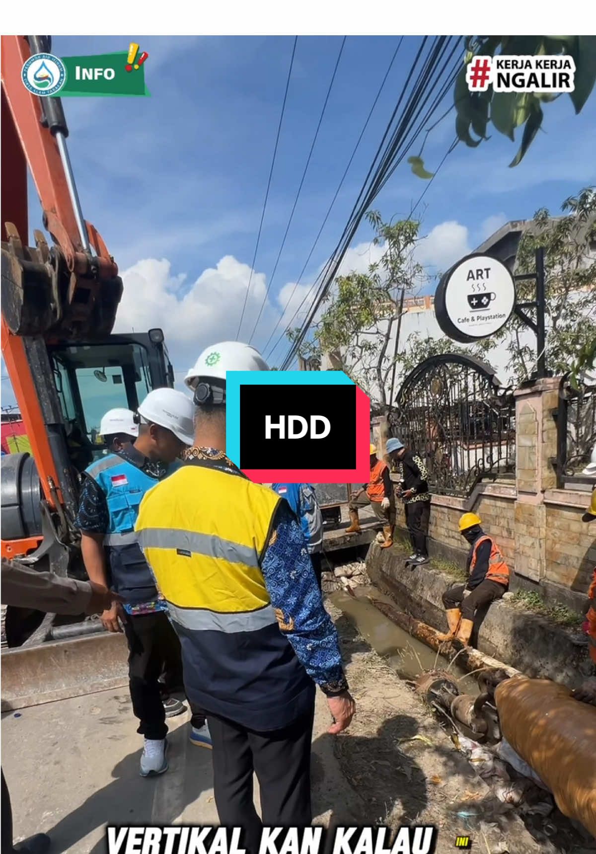 Jumat, 26 September 2025, Peninjauan Pekerjaan Pengembangan Jaringan Pipa Distribusi Dengan Metode HDD Oleh Bapak Wali Kota Tarakan Dan Bapak Direktur PDAM Tirta Alam Tarakan Sebelum sambungan Rumah Gratis dapat dipasangkan kerumah pelanggan, Kegiatan pemasangan pipa distribusi inilah yang pertama kali di lakukan, dan ini pertama kali dikerjakan oleh PDAM Tarakan dengan menggunakan sistem HDD, Pengeboran dengan keunggulan sangat minim pembongkaran jalan dan efisiensi waktu serta tenaga pekerjaan. Terima kasih kepada Bapak Wali Kota Tarakan dan Bapak Direktur PDAM Tarakan #pdam #pdamtarakan #tukangledeng #perumdamtirtaalam #tarakan 