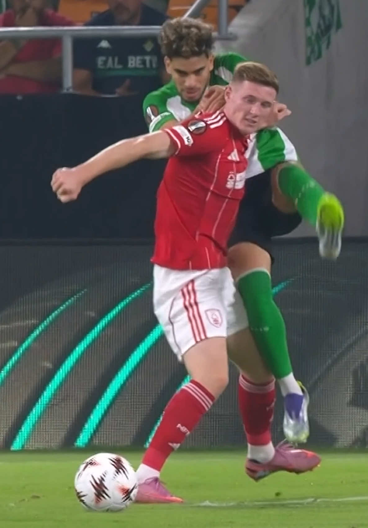 Elliot Anderson has it all 🥵 #UEL 