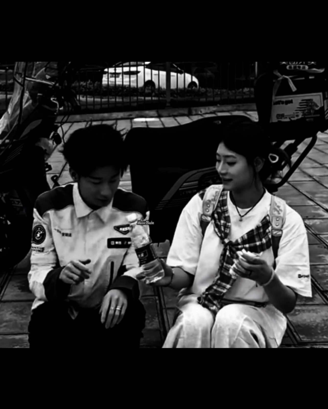 Ngày hôm qua chúng ta vẫn còn kề vai...#musicbuon #tamtrang #thinhhanh #fbtxuhuong #musicbuon1992 