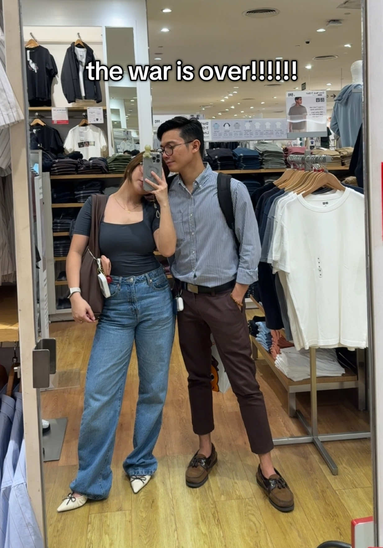 Finally convinced my bf to get rid of the skinny jeans era!!!! Merry xmas to me!!! Hahahahahaha btw i got these pants on sale! 990 pesos na lang! #fyp #baggyjeans #uniqlo @Uniqlo Philippines #menfashion #stylingtips @GBRU 🫶🏻 