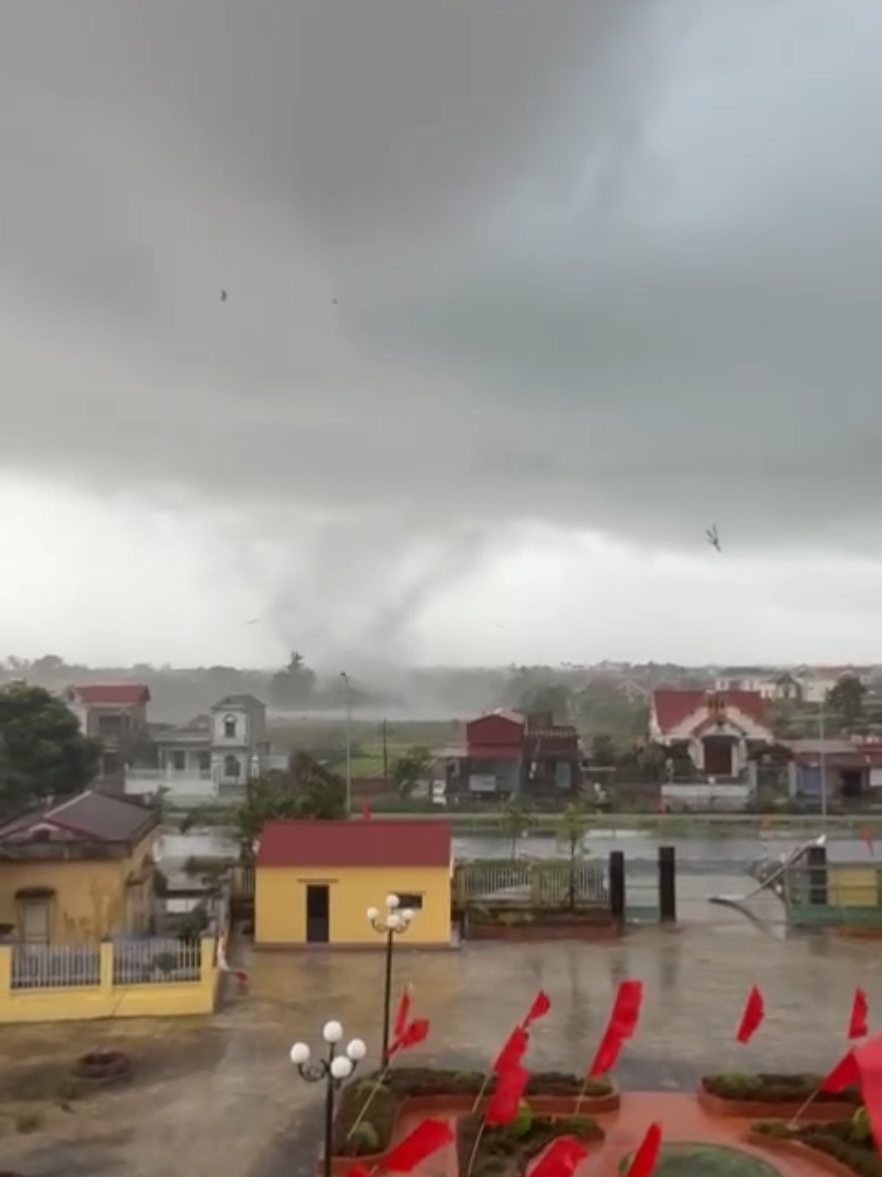 nhìn tưởng như trong phim, mà ngay lúc 11h45 trưa nay  ảnh hưởng cơn bão bualo,một cơn lốc xoáy bỗng dưng ùa đến tại xã khúc thừa dụ tp Hải Phòng  #bão #thoitiethomnay 
