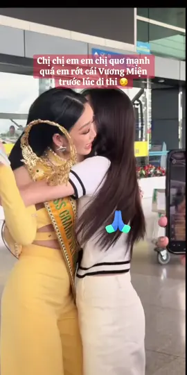 Chị quơ mạnh quá rớt cái Vương Miện, em thấy rớt VM e quay lưng luôn. Mn bảo có điềm, có điềm thật khong mn??? #nguyenthiyennhi #mgi #yennhirotvuongmien #nawat #hoahauhoabinhvietnam 