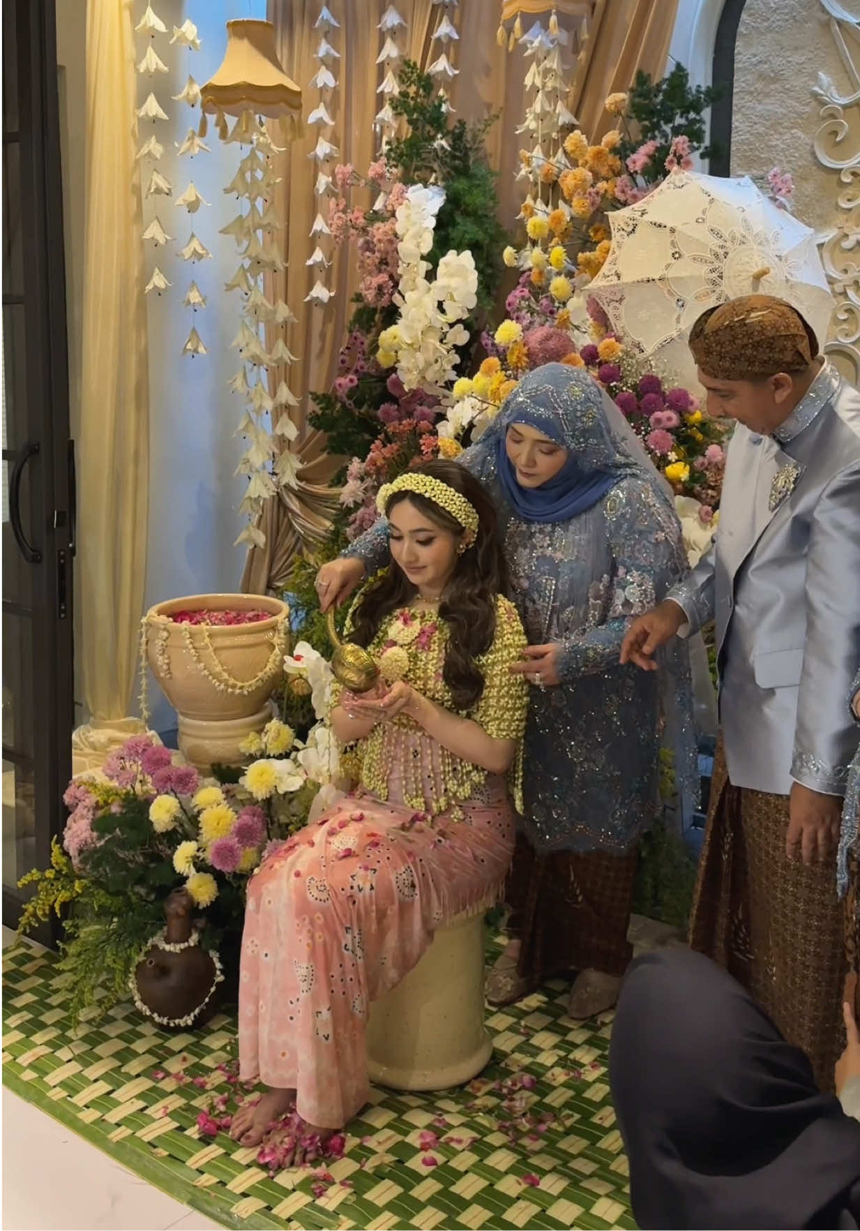 counting days to the big day, part 2: Siraman. content by sajian mata #weddingcontentcreator #wcc 