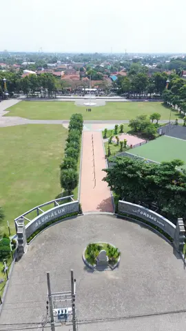 Daya tarik Jombang, kota kecil yang tenang namun menyimpan banyak kejutan. Salah satu daya tarik utama yang kini makin populer adalah Alun Alun Jombang, sebuah ruang terbuka publik yang telah disulap menjadi pusat aktivitas warga sekaligus destinasi wisata bersih, nyaman, dan penuh nilai sejarah, Dengan berbagai fasilitas modern dan area terbuka hijau menyegarkan mata, alun alun Jombang terbaru menjadi tempat ideal untuk bersantai, berfoto, hingga mengenal lebih dekat denyut kehidupan masyarakat kota santri ini. #alunalunjombang #jombangjatim #alunalunjombanghits 