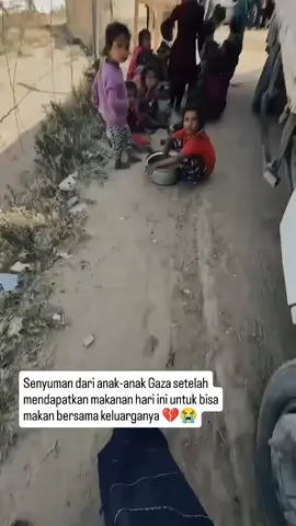 setelah mendptkan makanan hilang semua rasa trauma itu, yg ada hnya senyuman yg tulus🥹 sehat