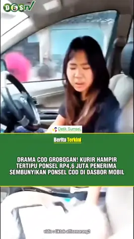 Kasus penipuan COD (cash on delivery) kembali mencuat, kali ini terjadi di Karangrayung, Grobogan, Jawa Tengah, pada Minggu (28/9/2025). Seorang kurir ekspedisi hampir menjadi korban setelah mengantarkan paket COD berisi ponsel seharga Rp4,6 juta. Menurut keterangan warga, insiden bermula saat kurir menyerahkan paket kepada penerima. Tanpa melakukan konfirmasi, penerima langsung membuka paket di tempat. Ia kemudian mengklaim bahwa isi paket kosong. Padahal, kurir meyakini paket masih utuh karena bobotnya sesuai dengan barang yang dikirim. Kecurigaan kurir pun terbukti. Setelah didesak, penerima ternyata menyembunyikan ponsel tersebut di bawah dasbor mobil. Aksi ini terungkap ketika kurir meminta pertanggungjawaban dan sempat memeriksa area sekitar. Dari video yang beredar di akun Tiktok @alfisemarang2 Situasi memanas ketika penerima berusaha kabur. Kurir dan penerima paket terlibat tarik-menarik hingga akhirnya warga sekitar turun tangan membantu. Ponsel berhasil diamankan, tetapi kondisi paket sudah terbuka dan rusak. Meski barang akhirnya dikembalikan, pihak ekspedisi tetap mencatat kurir berpotensi menanggung kerugian karena prosedur pengiriman tidak sesuai standar. Kasus ini kini sedang ditangani oleh pihak berwenang untuk memastikan adanya proses hukum bagi penerima nakal tersebut. Insiden ini menambah panjang daftar kasus penipuan COD yang marak di berbagai daerah. Modus yang digunakan umumnya serupa, yakni penerima membuka paket secara sepihak dan mengklaim barang tidak sesuai atau kosong. Dalam banyak kasus, kurir yang menjadi pihak paling dirugikan. Praktisi hukum mengingatkan bahwa membuka paket tanpa persetujuan kurir bisa masuk ranah pidana karena termasuk upaya penipuan dan merugikan pihak lain. Masyarakat diimbau lebih waspada serta tidak melakukan tindakan yang dapat mencederai kepercayaan dalam transaksi online. Di sisi lain, pakar logistik menekankan pentingnya edukasi terkait prosedur COD. Idealnya, paket hanya boleh dibuka setelah pembayaran dilakukan penuh. Selain itu, perusahaan ekspedisi juga diminta memperketat SOP, misalnya dengan bukti video saat serah terima paket, agar kasus serupa tidak terulang. Bagi konsumen, transparansi adalah kunci. Jika merasa ragu, penerima bisa melakukan unboxing disaksikan kurir dengan merekam prosesnya. Cara ini mencegah kesalahpahaman sekaligus melindungi hak semua pihak. Kasus di Grobogan ini menjadi pengingat betapa pentingnya regulasi yang jelas serta kesadaran publik untuk menjaga ekosistem belanja online tetap aman. artikel : banyumas.viva.co.id