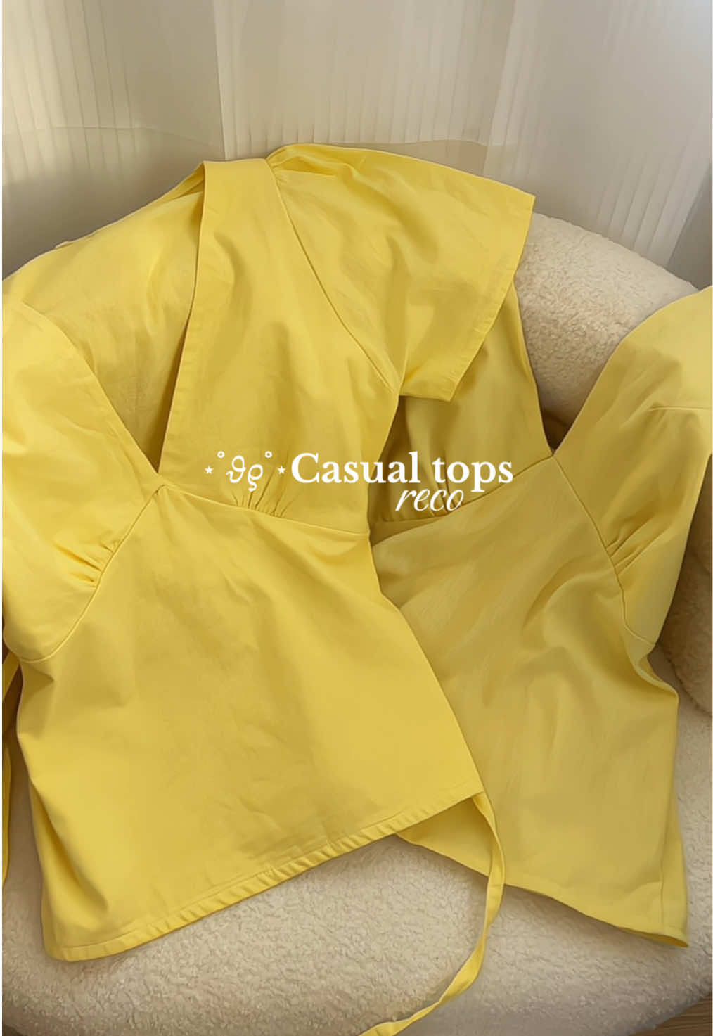 Are you a sleeves or a sleeveless girlie? #topsforwomen #vnecktops #yellowtops #outfitsforwomen #casualoutfits 
