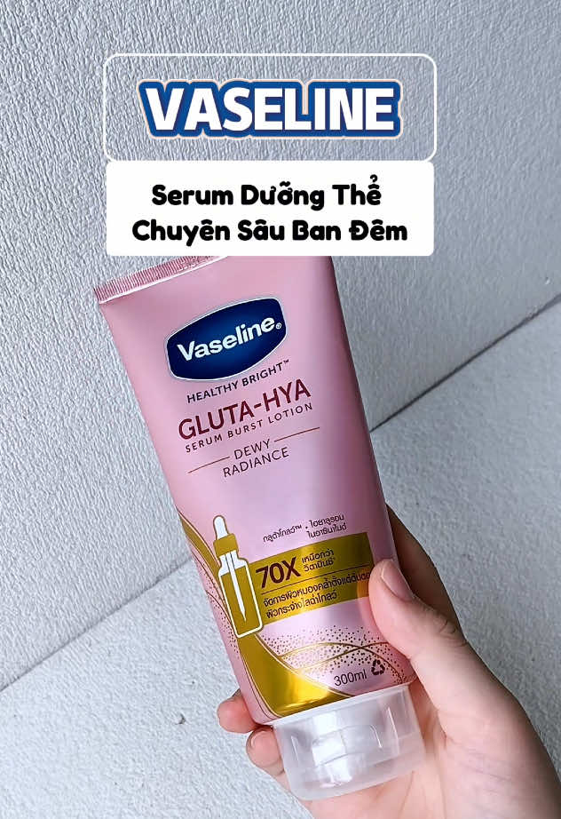 Ban ngày da tiếp xúc nắng bụi đã đủ áp lực, nên mình luôn để Vaseline Gluta-Hya chăm da vào ban đêm 🌙 ✨ Dưỡng trắng chuyên sâu trong lúc ngủ ✨ Phục hồi da khô, xỉn màu ✨ Da mềm mịn, căng sáng hơn mỗi sáng thức dậy Nói thật, chỉ cần kiên trì mỗi tối thì da body cũng ‘glow-up’ thấy rõ luôn đó 💖  #Vaseline #hoptaccungunilever #duongthe #vaselineglutahya #duongtrangbody