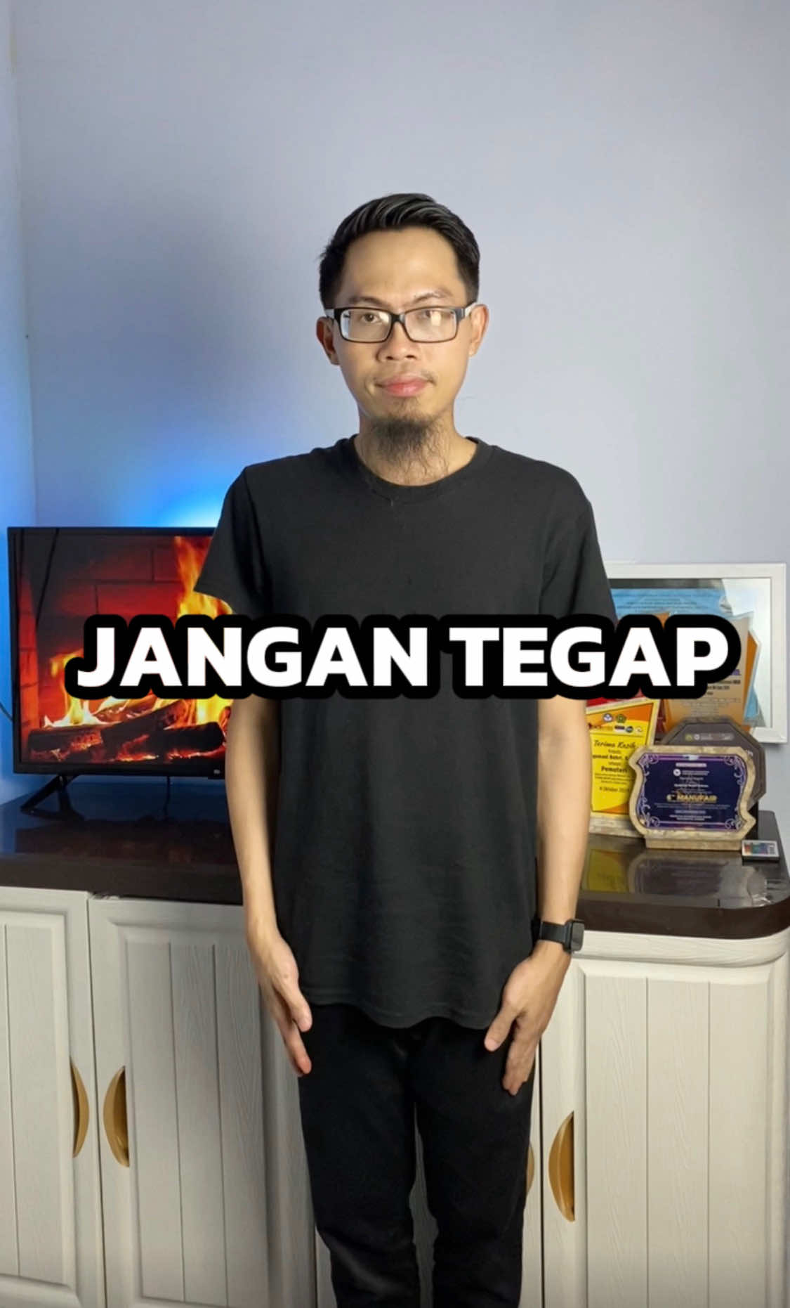 Jangan tegap kalau berdiri saat public speaking 😱 Tegap dengan posisi kaki rapat itu pijakannya malah ga stabil.  Bikin kita ga nyaman dan gampang oleng. Kalau oleng tentu akan mempengaruhi konsentrasi yang bisa bikin kita grogi. Bahkan bisa sampai membuat pernafasan kita jadi ikutan ga stabil juga. Ganti dengan lebarkan posisi telapak kaki sejajar dengan bahu. Ini membuat kuda-kuda lebih kokoh dan mantap serta justru semakin membuat kita lebih berwibawa 👍🏻 Emang begitu public speaking, bukan cuma soal jago bicara tapi juga harus handal dalam memaksimalkan apa yang terlihat oleh mata. 😎 Follow akun ini biar kamu jago public speaking ✅ #MerdekaBicara #introvert #tipsmahasiswa #PublicSpeakingMahasiswa #PublicSpeaking      