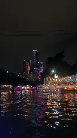 surabaya kalo malem indah yaa✨ #surabaya #nightvibes #citylights #wisataperahukalimas #perahukalimas 