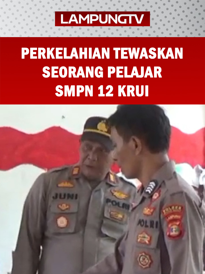 KRUI (29/9/2025) – Seorang pelajar kelas 7 SMP Negeri 12 Krui di Pekon Tanjungjati, Kecamatan Pesisir Selatan, Kabupaten Pesisir Barat, tewas akibat perkelahian dengan sesama siswa, Senin 29 September 2025. Pemicu perkelahian masih diselidiki polisi. Perkelahian melibatkan pelajar kelas 7E berinisial JL, 13 tahun, dan siswa kelas 7A berinisial S pada jam istirahat pukul 10.10 WIB. JL dilarikan ke Puskesmas Biha dengan kondisi luka-luka. Namun, nyawanya tidak tertolong. Jenazah akan dibawa ke Rumah Sakit Polda Lampung guna proses autopsi. Wakil Kepala SMPN 12 Krui Aris mengaku tidak mengetahui perkelahian itu. Ia mendapat panggilan dari ruang kelas setelah korban terjatuh dan berdarah hingga meminta sejumlah guru membawa JL ke Puskesmas Biha. Sekolah merasa prihatin sekaligus terpukul atas perkelahian mengakibatkan seorang siswa meninggal dunia. Dunia pendidikan mestinya menjadi tempat belajar aman dan menyenangkan, bukan malah terjadi insiden tragis. Kasus ini menjadi perhatian serius dalam upaya pengawasan dan pembinaan karakter siswa. Pelaksana Tugas Kabid Pendidikan Dasar Disdikbud Pesisir Barat Hadianca mengatakan pihaknya berkoordinasi dengan aparat kepolisian untuk mengetahui kronologi perkelahian hingga seorang siswa menjadi korban. Disdikbud juga menurunkan tim guna mendampingi sekolah, guru, dan keluarga korban. Polsek Pesisir Selatan melakukan olah tempat kejadian perkara (TKP). Meski begitu, kepolisian belum memberikan keterangan kronologi perkelahian maupun penyebab tewasnya seorang pelajar SMPN 12 Krui. @lampungtelevisi.com