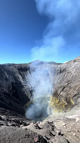 Kawah Gunung Bromo #kawahbromo #bromomountain #bromo #fypシ゚ 