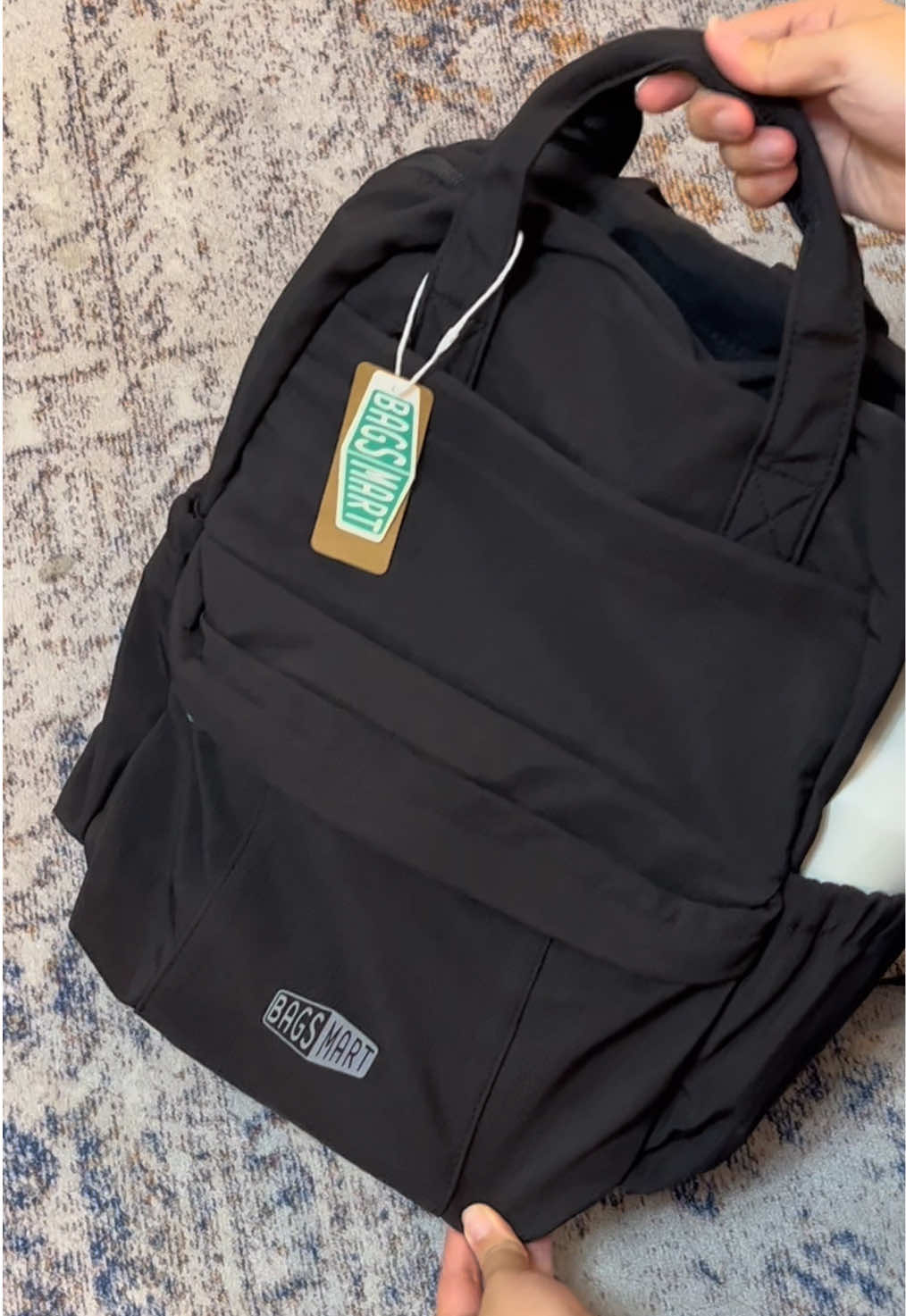 💁‍♀️ “Tampil profesional itu mulai dari tas kamu.” Dengan BAGSMART, kamu bisa tetap tampil stylish tanpa kompromi fungsi: 👝 Kompartemen lengkap 📱 Gadget, dokumen, makeup semua ada tempatnya 🧷 Desain elegan dan ringan dibawa ke mana aja ✨ Spesial bulan ini: Diskon + Cashback! #BagSmart #TasWanitaAktif #TasKerjaWanita #TasLaptopElegan #WanitaKarierCerdas 