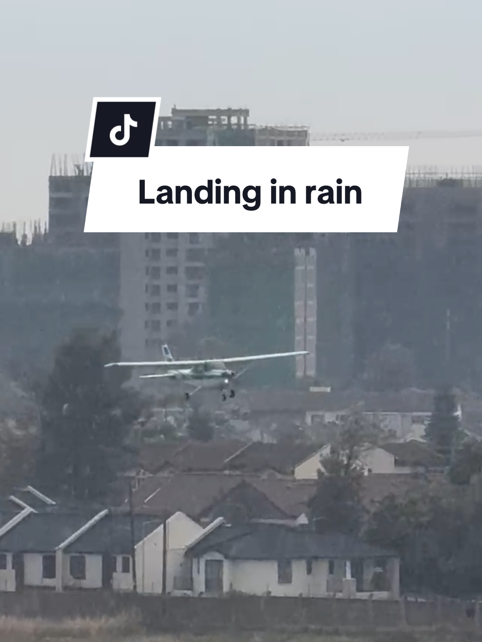 landing in rain #wilsonairport #aviation #rain 